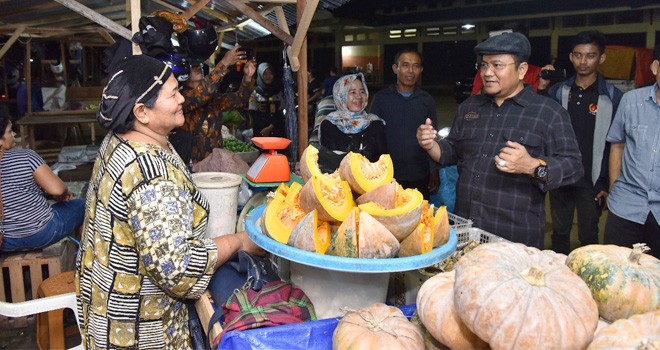 Wakil Wali Kota Jambi Maulana melakukan Sidak ke Pasar Induk Talang Gulo Paal X, Sabtu dinihari (17/11). Memastikan semua agen beroperasi di Pasar Induk.