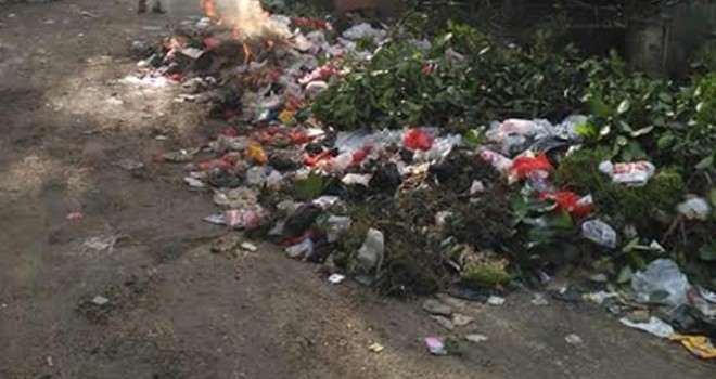 Kondisi sampah yang ada dilingkungan warga menumpuk dan tidak terangkut.   