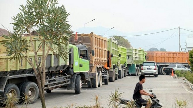 Ilustrasi: sopir truk harus mengantire hingga 30 jam untuk mendapatkan BBM jenis solar. Antrean yang panjang ini akibat pasokan solar di beberapa SPBU yang dikurangi Pertamina. (Doni Kurniawan/Banten Raya/Jawa Pos Group)