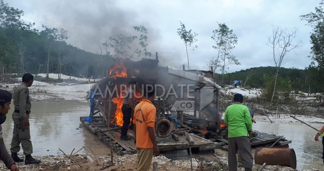 Petugas saat membakar alat tambang PETI di Dusun Teluk Pandak, Kecamatan Tanah Sepenggal, Kabupaten Bungo, Rabu (21/11).