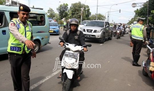 Polantas sedang melakukan razia kendaraan bermotor. Ilustrasi Foto: dok.JPNN.com