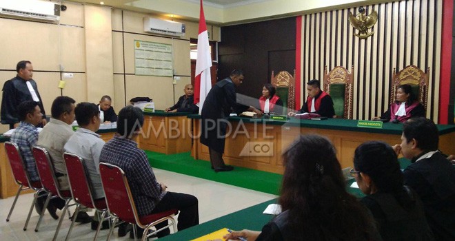 Empat terdakwa saat duduk di kursi pesakitan sebelum pembacaan tuntutan oleh JPU di Pengadilan Tipikor Jambi, Rabu (21/11).