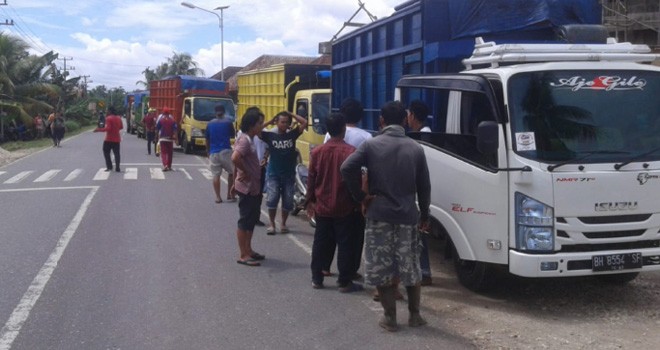 Aksi penyetopan truk batubara milik PT Charitas Energi Indonesia (CEI) yang melintas di jalan lintas Sarolangun-Jambi, sekitar pukul 13.00 WIB.