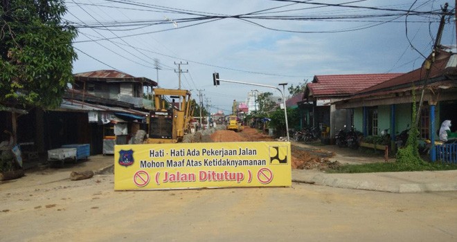 Pekerjaan jalan yang berada di jalan utama dalam kota Kuala Tungkal tepatnya di Jalan Patunas.