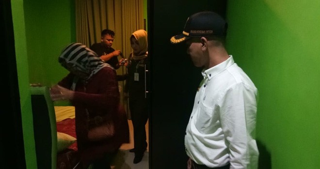 Satuan Polisi Pamong Praja (Satpol PP) Kota Jambi saat melakukan razia penyakit masyarakat (Pekat) Rabu malam hingga Kamis dinihari (22/11). 
