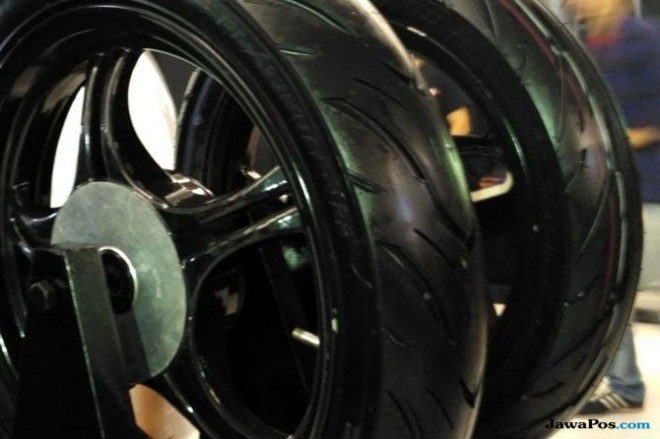 Ban vulkanisir memiliki permukaan ulir yang tidak rapi (Wilfidus Zenobius Kolo/JawaPos.com)