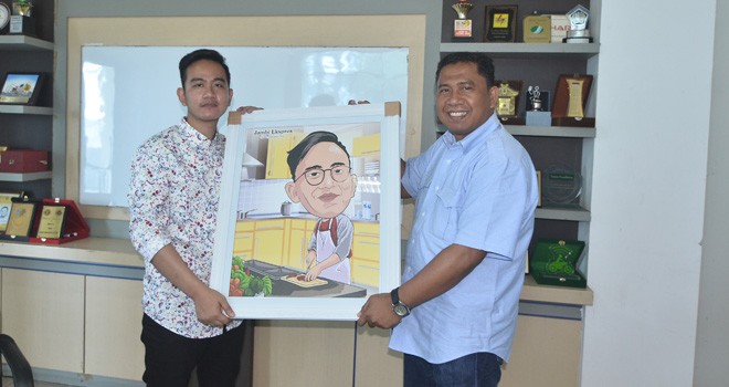 Owner Markobar sekaligus putra presiden RI Joko Widodo Gibran Rakabuming saat menerima cinderamata dari CEO Jambi Ekspres Group Sarkawi di Graha Pena Jambi Ekspres kemarin (24/11)