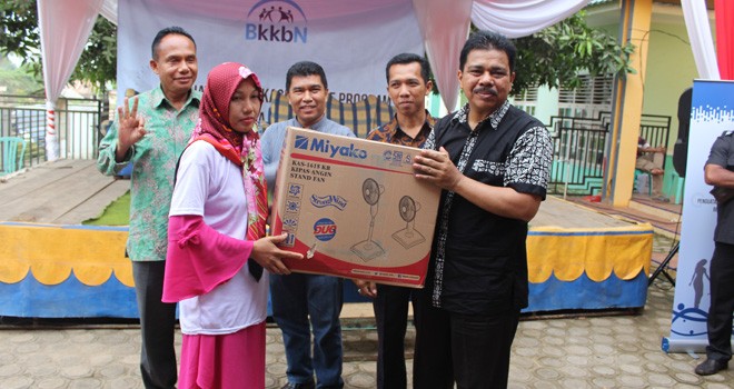 Handayani berikan hadiah door fraz.