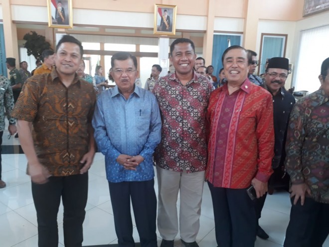 Wapres JK bersama Staf Khusus Wapres  Alwi Hamu,   CEO Jambi Ekspres Group Sarkawi dan rekan