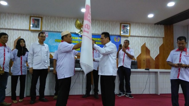 H Salman saat menerima bendera PRSI 