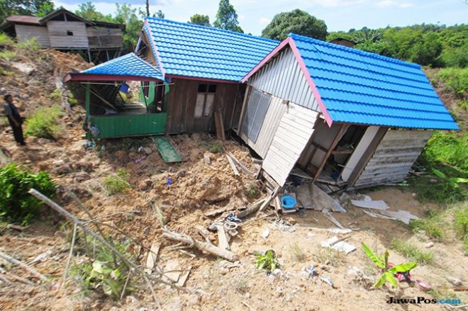 Ilustrasi: rumah warga roboh karena fenomena alam. Tidak sedikit rumah warga di Desa Cihantap, Kecamatan Sindangkerta, Kabupaten Bandung Barat, roboh atau bergeser. (Johanny Silitonga/Radar Tarakan/Jawa Pos Group)