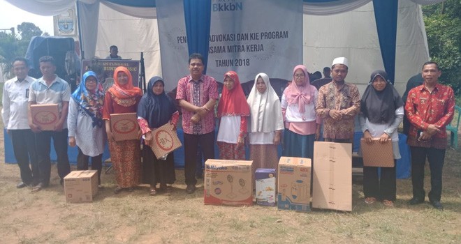 Handayani foto bersama usai berikan hadiah door fraz.