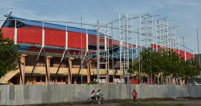 Pekerjaan fisik renovasi gedung olahraga (GOR) Provinsi Jambi terus dilakukan. Pekerjaan ditergetkan selesai sesuai masa kontrak.