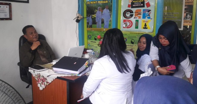 Tim dari kementerian kesehatan saat mengecek salah satu puskesmas di Batanghari