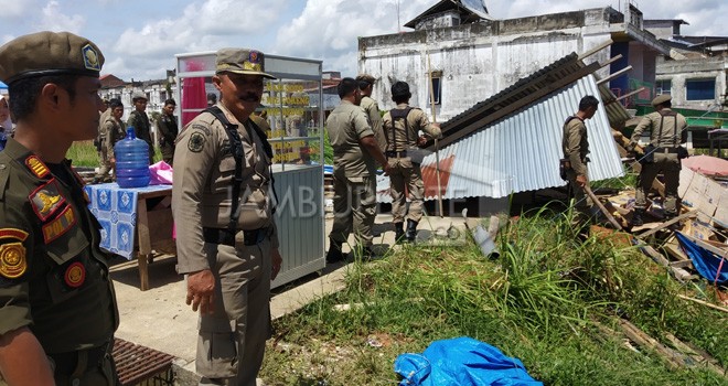 Satuan Pol-PP Merangin Bongkar Lapak PKL di Area Pasar Rakyat.