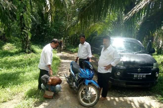 Tersangka Edi saat diamankan di perkebunan sawit di kawasan Simpang Petai, Talangkawo Bangko, Senin (26/11).