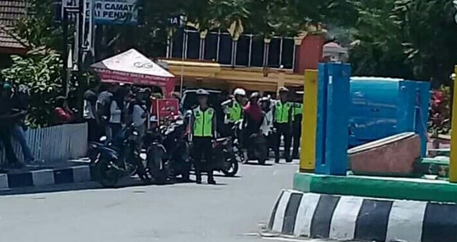 Terlihat petugas saat melakukan razia.