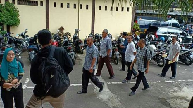 Sejumlah saksi yang diperiksa KPK di Mapolres Malang Kota sejak Senin (26) lalu. (Tika Hapsari/JawaPos.com)
