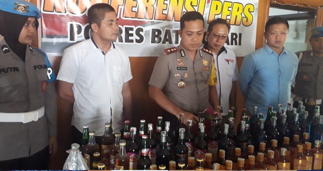 Kapolres Batanghari, AKBP Moh Santoso didampingi Kasat Reskrim, AKP Dhadhag Anindito, saat pres release hasil Operasi Pekat di Mapolres Batanghari, Kamis (29/11).