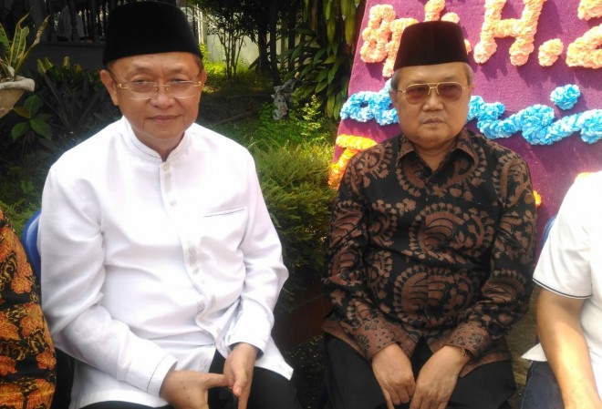 Bupati Sarolangun Cek Endra saat berada di rumah duka mantan Gubernur Jambi Zulkifli Nurdin di kampung Manggis Kota Jambi.
