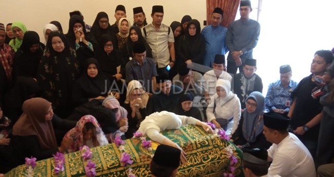 Jenazah mantan Gubernur Jambi Zulkifli Nurdin saat di Rumah Duka, kawasan Kampung Manggis, Kota Jambi.