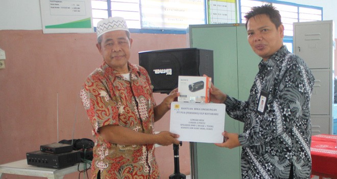Penyerahan Secara Simbolis Bantuan Oleh Manajer PLN ULP Kotabaru Kepada Kepsek Satria Putra bangsa.