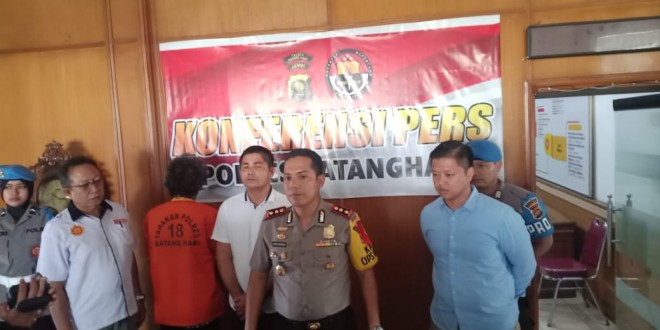 Kapolres Batanghari, AKBP Mohammad Santoso SIK, saat melakukan pres release penangkapan Kepala PDAM Cabang Mersam, Musdar alias Wak Boy di Mapolres Batanghari, Kamis (30/11).