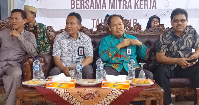 Kaper BKKBN Mukhtar Bakti  Anggota DPR RI Komisi IX, H Handayani dan Direktur Advokasi BKKBN Pusat Sugiona.