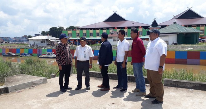H Bakri Tinjau Turap di Kawasan Angso Duo.