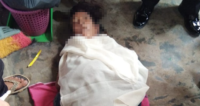 Korban Dedek (40) saat dievakuasi dari warung yang berada di Pal 2 Kelurahan Pasir Putih, Kabupaten Bungo, kemarin (30/11).