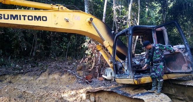 Terlihat Alat Berat PETI yang di bakar.