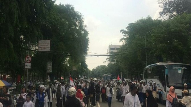 Massa aksi 212 padati Jalan Medan Merdeka Timur, Minggu (2/12) (Gobang Mahardhika/JawaPos.com)