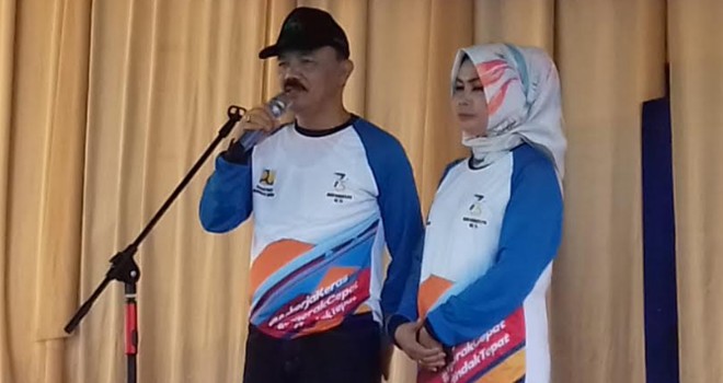 Kadis PUPR Provinsi Jambi Ir.Muhammad Fauzi, MT bersama istri saat memberikan sambutan ketika rangkaian jalan santai peringatan hari Bhakti PU Ke 73.