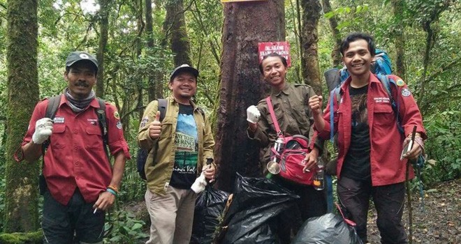 Terlihat PA yang membersihkan jalur pendakian.