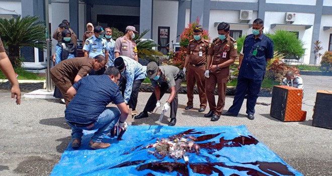 Pemusnahan barang bukti belasan perkara yang inkrah di halaman Mapolres Tebo, Senin (3/12).