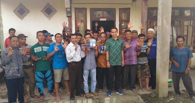 Calon anggota DPR RI, Dipo Nurhadi Ilham bersama masyarakat selampaung usai berdialog soal pertanian warga.