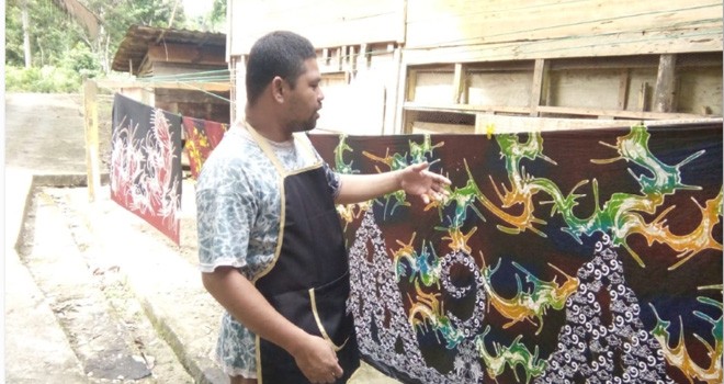 Rikzan, pengerajin batik asal Sarolangun.