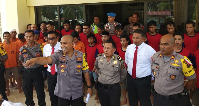Kapolres Merangin, AKBP I Kade Utama Wijaya, saat menggelar ekspose pengungkapan penyalahgunaan narkotika di Mapolres Merangin, Senin (3/12).