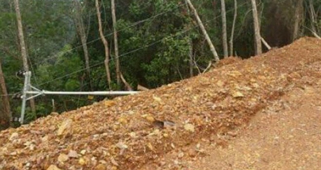 Salah satu tiang listrik di Kecamatan Batangasai yang roboh.