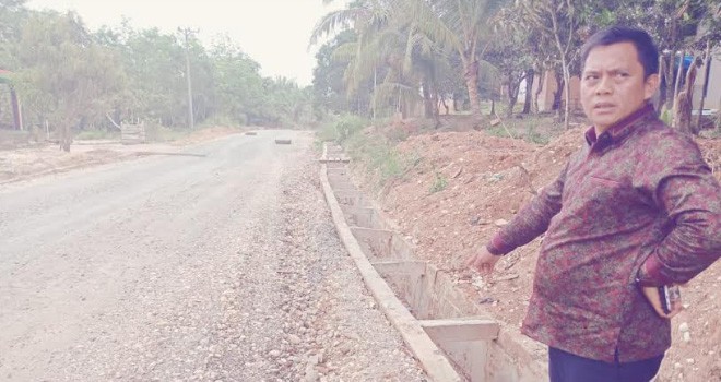 Sofyan Ali saat meninjau jalan penghubung di kawasan sentra pertanian beberapa waktu lalu.
