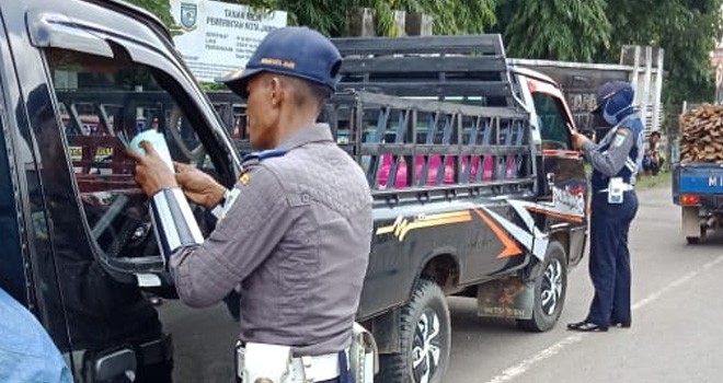 Petugas Dishub Kota Jambi melakukan pemeriksaan surat-surat kendaraan yang melintas di Kota Jambi.