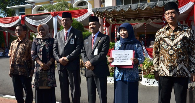 Foto bersama usai Pemberian Tali Kasih kepada para pegawai dan yayasan.
