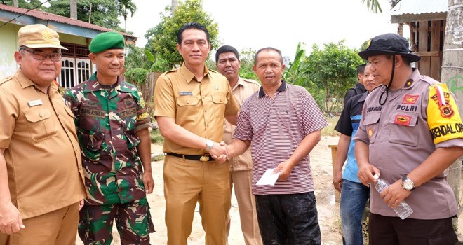 Sekda Tinjau Warga Terkena Banjir Di Kembar Lestari.