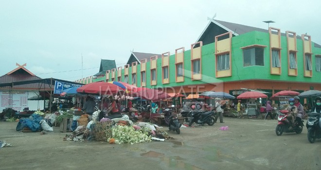 Terlihat sampah yang menumpuk di Pasar Angso Duo Baru. Hasil rapat (5/12) kemarin PT. EBN diminta bekerjasama dengan tim teknis Pemkot Jambi untuk penanganan sampah aga bisa dibuang ke kawasan TPA Talang Gulo. Foto : Jambi Ekspres