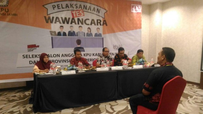 WAWANCARA :Sekretaris Pansel  Drs. H. Hamid menyampaikan hasil proses psikologi di aula kantor KPU Provinsi Jambi. Wawancara selesai, satu nama akan diputuskan KPU RI.