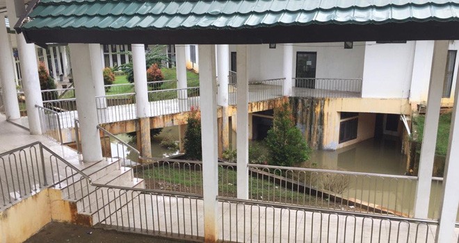 Bagian bawah Kantor Bupati Muaro Jambi yang menjadi kolam dadakan karena drainase yang buruk.