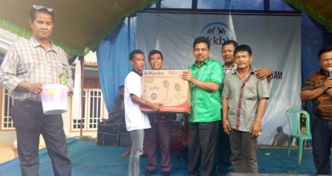 H Handayani berikan hadiah dorfraz kepada salah satu tokoh agama setempat.