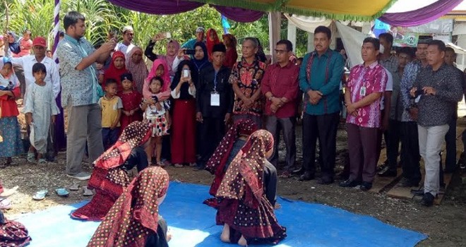 Perwakilan BKKBN bersama Anggota DPR RI Komisi IX, H Handayani dan rombongan disambut dengan tarian daerah.