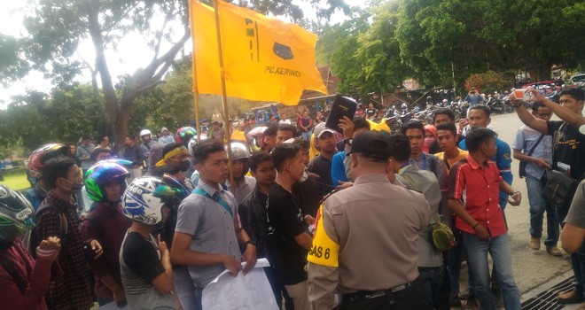 Aksi Demonstrasi di Tugu Adipura dan Kantor Bupati Kerinci.