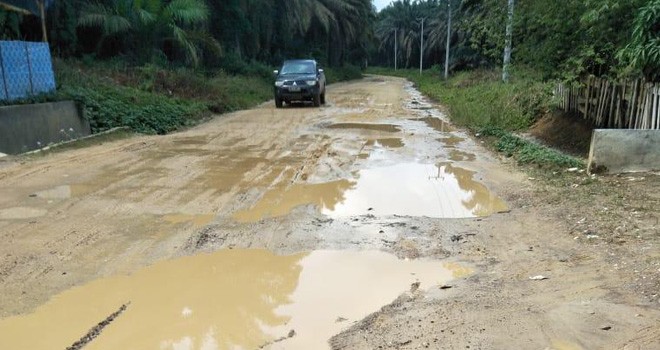 Jalan rusak di Desa Sungai Keruh.